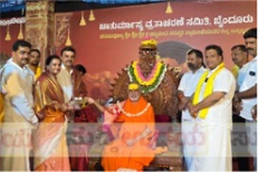ರರ ದಾ ದರೆ ರ ದರದರ ದ ಬೈಂದೂರು ಬ್ರಹ್ಮಾನ೦ದಶ್ರೀಗಳ ಚಾತುರ್ಮಾಸ್ಯ ವೃತಾಚರಣೆ: ಕಾರ್ಕಳ ಬಿಲ್ಲವ ಸಂಘದಿಂದ 300 ಮಂದಿ ಭಕ್ತಾದಿಗಳು ಭೇಟಿ