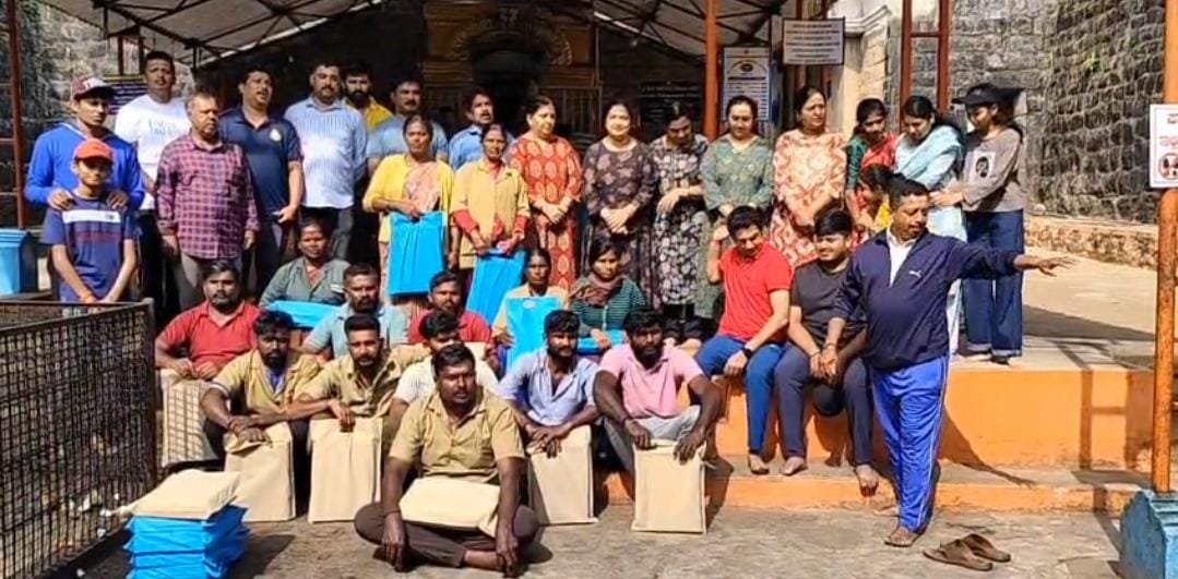 ಶ್ರೀ ಕೋಟೆ ಮಹಾಗಣಪತಿ ದಸರಾ ಮಂಟಪ ಸಮಿತಿಯಿಂದ 50ನೇ ವರ್ಷದ ದಸರಾ ಸುವರ್ಣ ಮಹೋತ್ಸವದ ಅಂಗವಾಗಿ ಸ್ವಚ್ಛತಾ ಕಾರ್ಯಕ್ರಮ. image 3