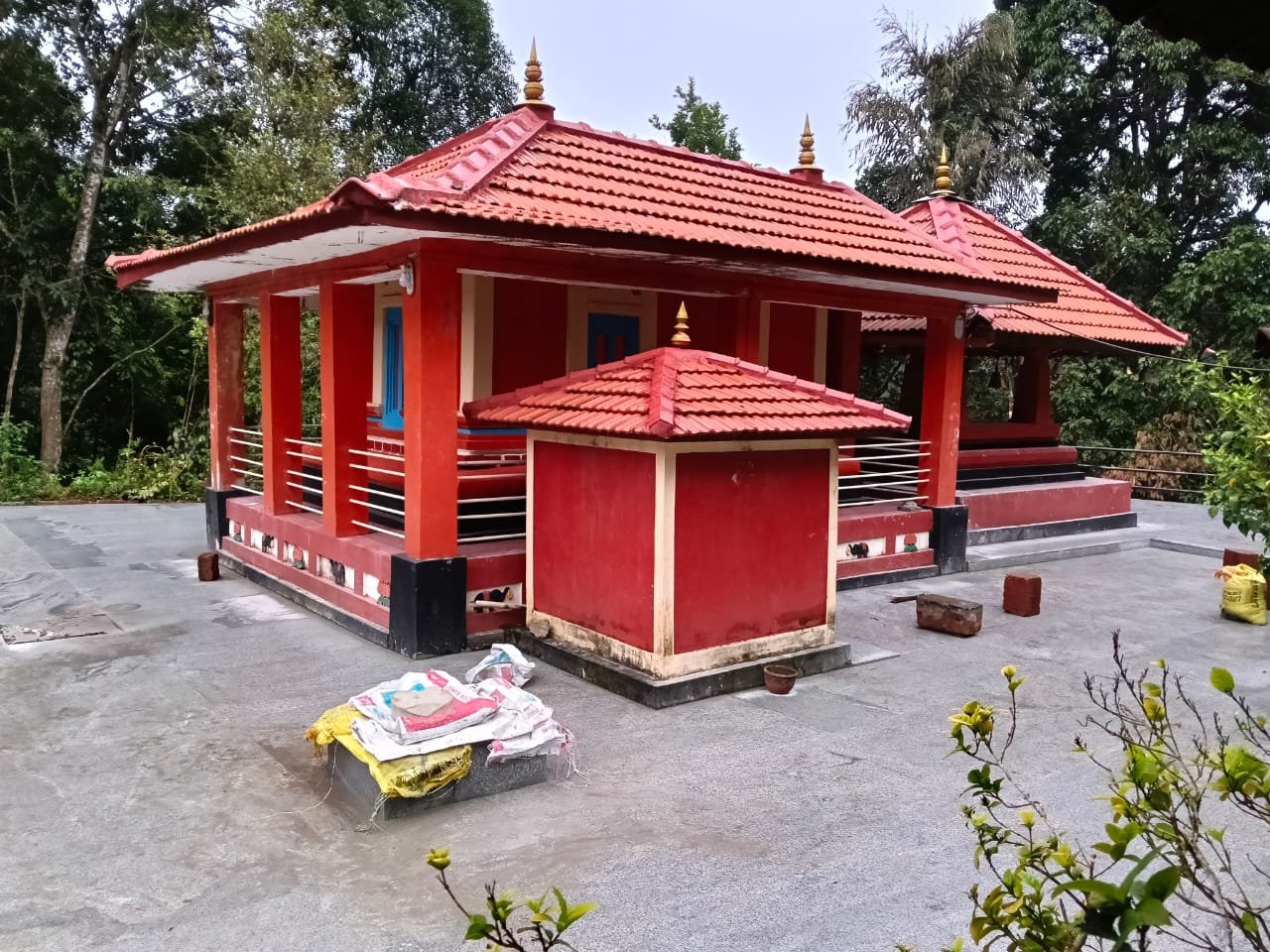 ಕಡಿಯತ್ತೂರು ಭಗವತಿ ದೇವಾಲಯಕ್ಕೆ ಪ್ರಕಾಶ್ ರೈ ದಂಪತಿಯಿಂದ 12.78 ಲಕ್ಷ ರೂ. ದೇಣಿಗೆ