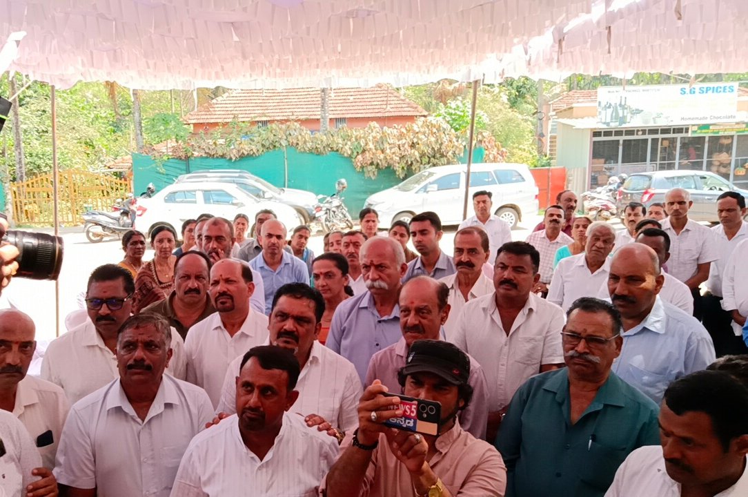 ಗುಡ್ಡೆಹೊಸೂರಿನಲ್ಲಿ ಡಿಸಿಸಿ ಬ್ಯಾಂಕ್ನ 27ನೇ ಶಾಖೆಯ ನೂತನ ಕಟ್ಟಡದ ಶುಭಾರಂಭ; ಮೊದಲ ದಿನವೇ ₹3.65 ಕೋಟಿ ಠೇವಣಿ image 3