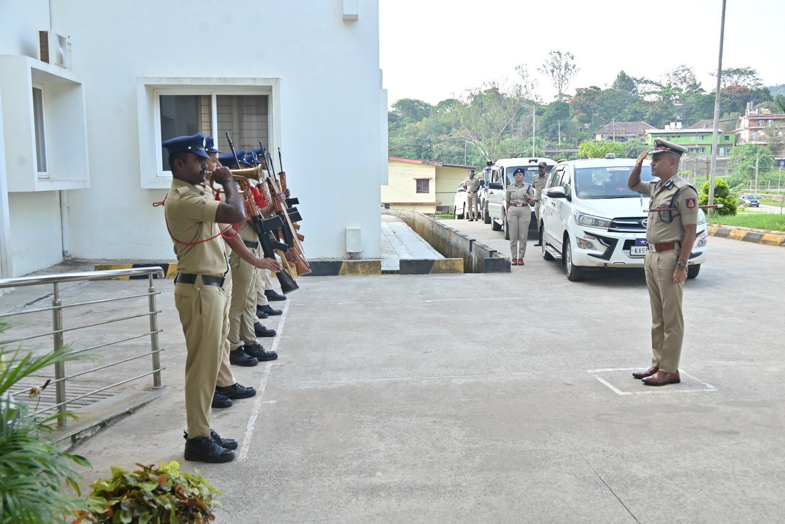 ಮಡಿಕೇರಿ ದಸರಾ ಬಂದೋಬಸ್ತ್: ದಕ್ಷಿಣ ವಲಯ ಐಜಿಪಿ ಡಾ. ಎಂ.ಬಿ. ಬೋರಲಿಂಗಯ್ಯ ಅವರಿಂದ  ಅಧಿಕಾರಿಗಳೊಂದಿಗೆ ಚರ್ಚೆ image 3