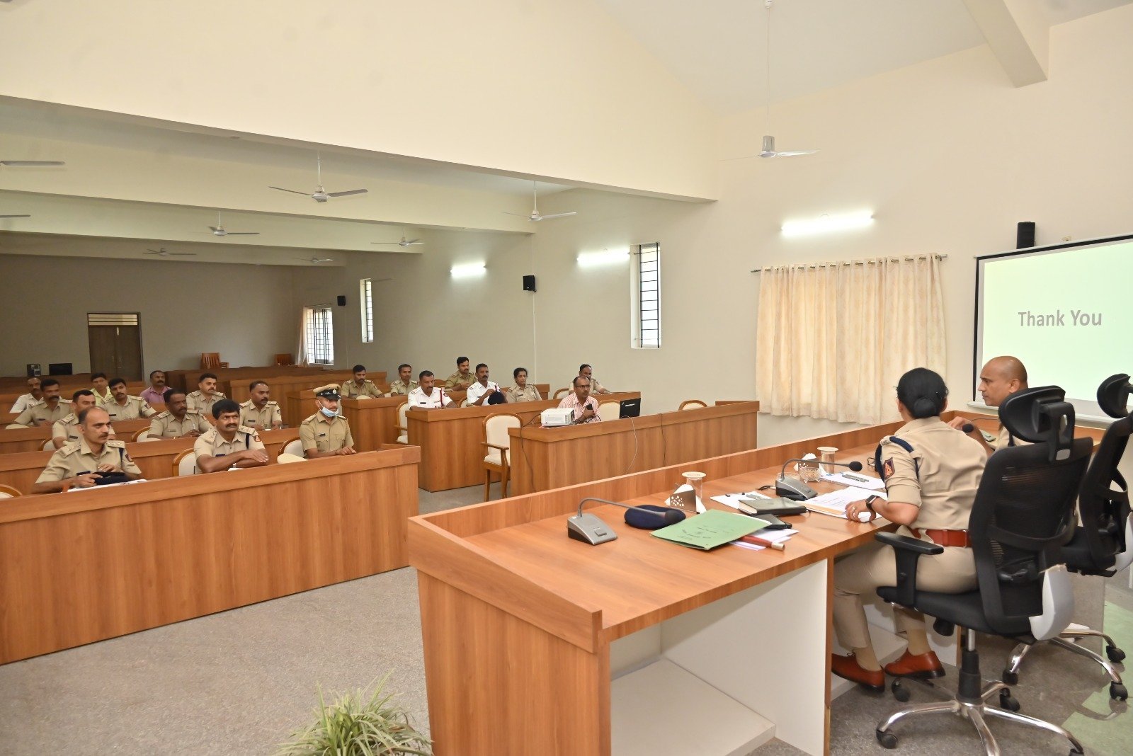 ಮಡಿಕೇರಿ ದಸರಾ ಬಂದೋಬಸ್ತ್: ದಕ್ಷಿಣ ವಲಯ ಐಜಿಪಿ ಡಾ. ಎಂ.ಬಿ. ಬೋರಲಿಂಗಯ್ಯ ಅವರಿಂದ  ಅಧಿಕಾರಿಗಳೊಂದಿಗೆ ಚರ್ಚೆ image 4