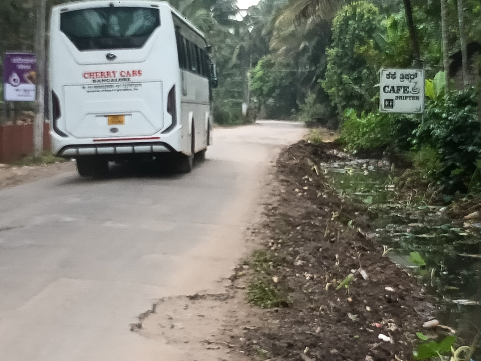 ಚಿಕ್ಲಿಹೊಳೆ ಎಡದಂಡೆ ನಾಲೆಗಳ  ಸೋರುವಿಕೆಯಿಂದ ನೀರು ರಸ್ತೆಗೆ ಹರಿದು ರಸ್ತೆ ಕಾಮಗಾರಿ ವಿಳಂಬ, ನೀರು ನಿಂತ ತಕ್ಷಣ ಕಾಮಗಾರಿ ಪ್ರಾರಂಭ.  image 4