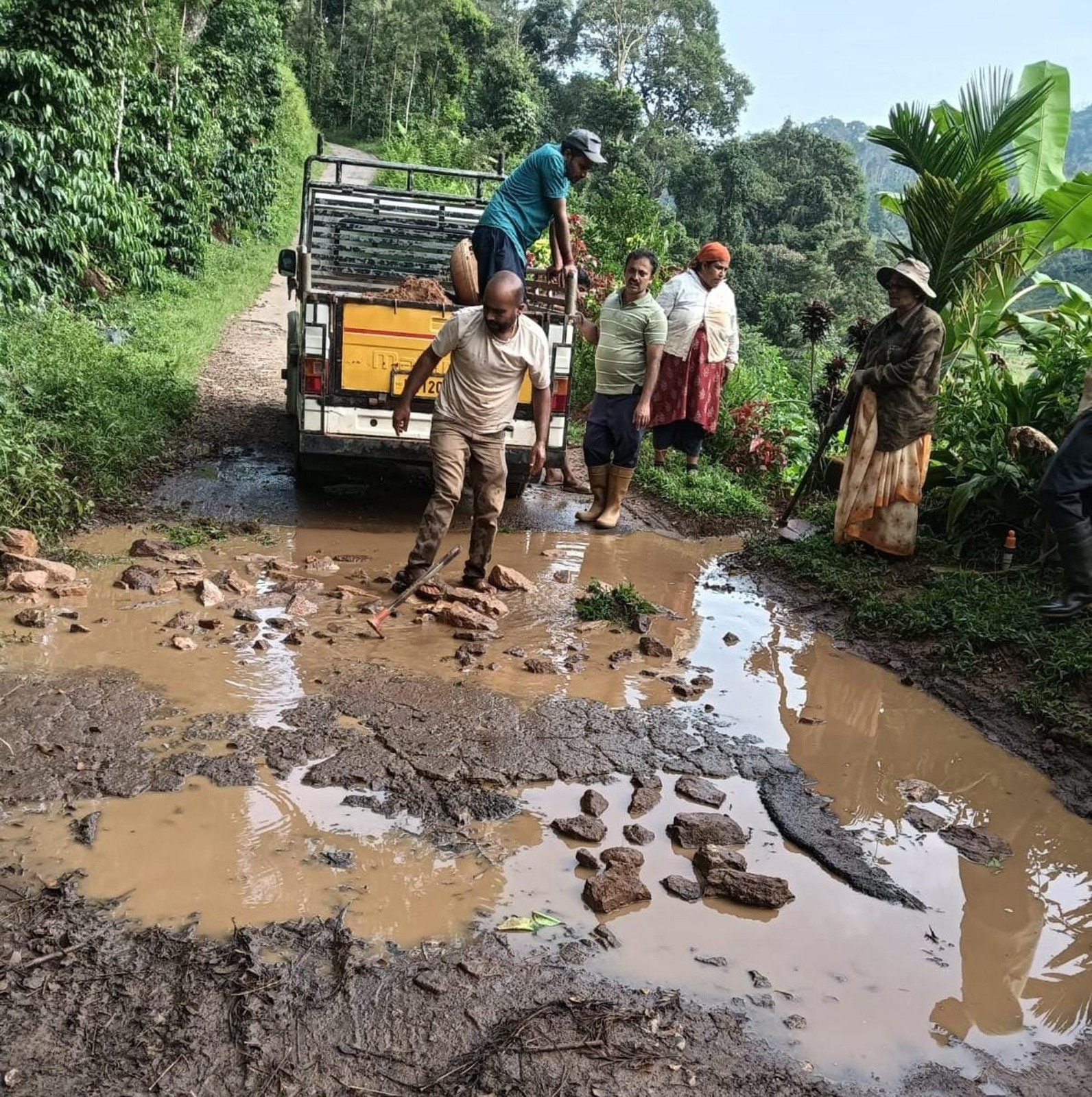 ಅವಂದೂರು: ಹದಗೆಟ್ಟ ರಸ್ತೆ – ಡಾಂಬರೀಕರಣಕ್ಕೆ ಗ್ರಾಮಸ್ಥರ ಆಗ್ರಹ