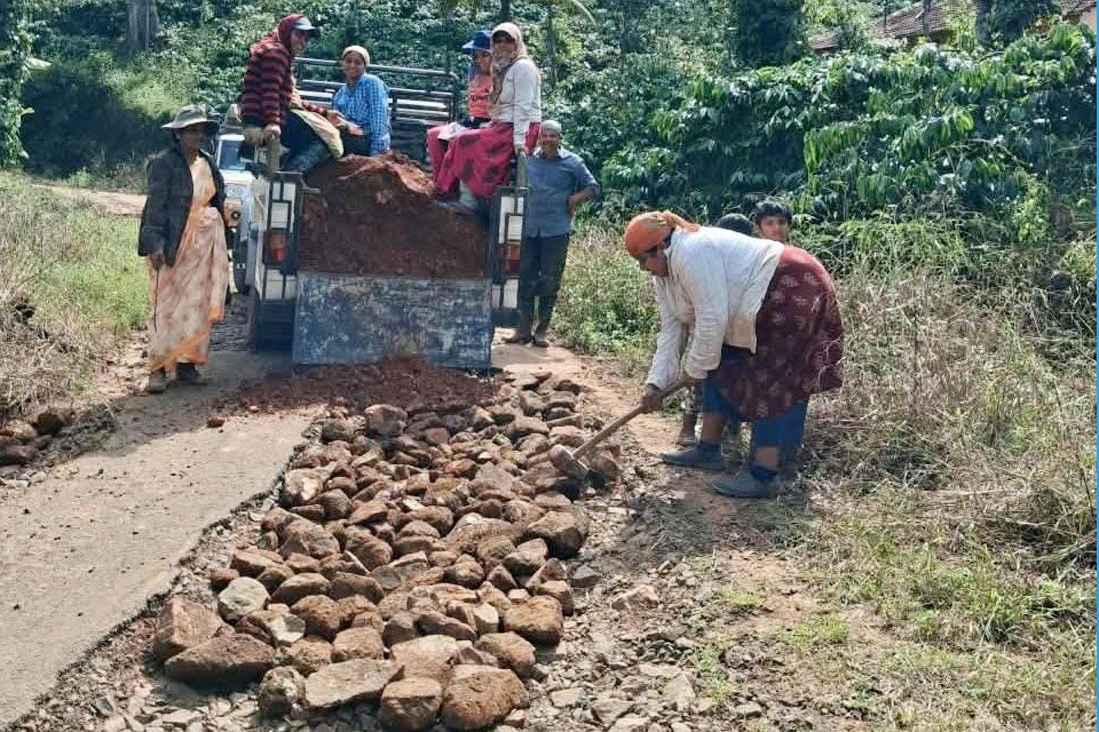 ಅವಂದೂರು: ಹದಗೆಟ್ಟ ರಸ್ತೆ – ಡಾಂಬರೀಕರಣಕ್ಕೆ ಗ್ರಾಮಸ್ಥರ ಆಗ್ರಹ image 3