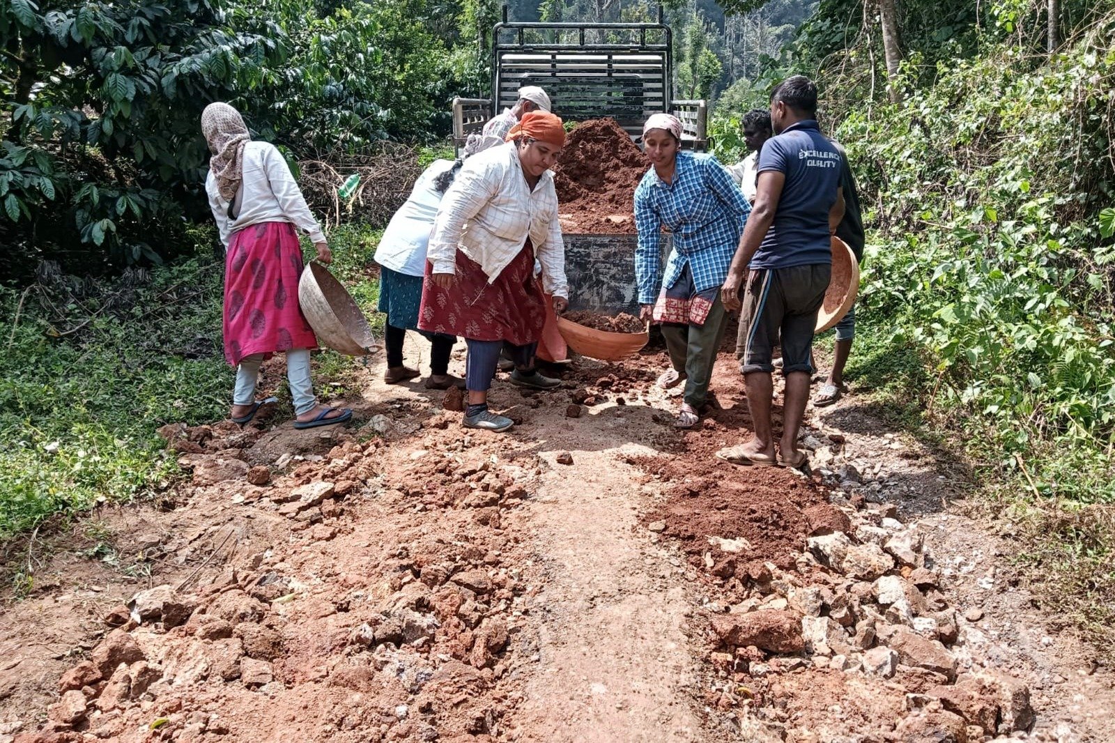 ಅವಂದೂರು: ಹದಗೆಟ್ಟ ರಸ್ತೆ – ಡಾಂಬರೀಕರಣಕ್ಕೆ ಗ್ರಾಮಸ್ಥರ ಆಗ್ರಹ image 4