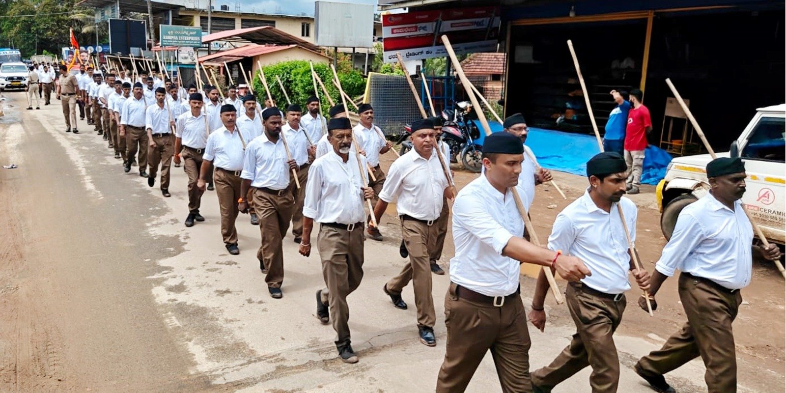 ನಾಪೋಕ್ಲುವಿನಲ್ಲಿ ವಿಜಯದಶಮಿ ಸಂಭ್ರಮದ ರಾಷ್ಟ್ರೀಯ ಸ್ವಯಂಸೇವಕ ಸಂಘದ ಪಥಸಂಚಲನ ಯಶಸ್ವಿ image 5